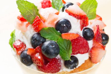 Dondurma ve meyveli lezzetli tatlı manzarası          