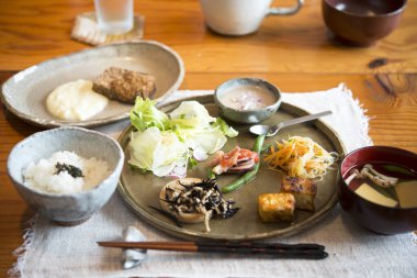 Çeşitli yemeklerle geleneksel Japon kahvaltısı.