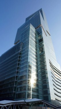 Gündüz vakti Japon şehrinde modern gökdelen 