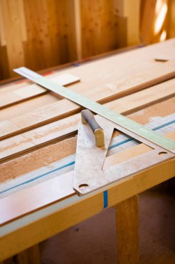 Atölyedeki ahşap masa üzerinde duran ahşap işçiliği aletleri