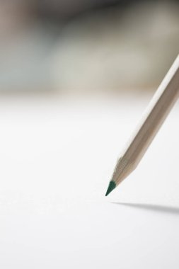 Yeşil kalem ve beyaz kağıdı kapat