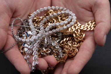 Mücevherler ve aksesuarlar kadınların elinde, yaklaşın. 