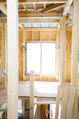 Yeni evde ahşap çerçeve inşaatı