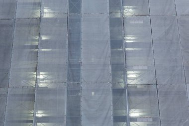 İnşaat devam ediyor ve şehirde bitmemiş bir cephe var.