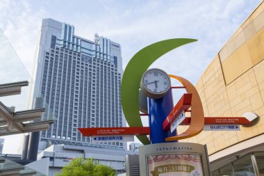 Modern kuleler ve caddeler tarafından çerçevelenmiş şehir manzarası