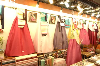 Mağazada asılı renkli geleneksel giysiler