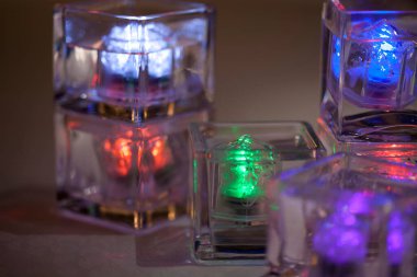 Koyu arkaplanda renkli cam kristallerin yakın plan görüntüsü            