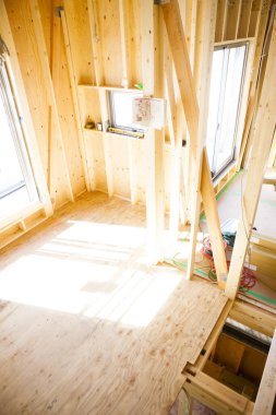 Çatı katının içinde tadilat var. Yakın çekim.
