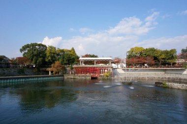 Eski bir Japon türbesinin Idyllic görüntüsü