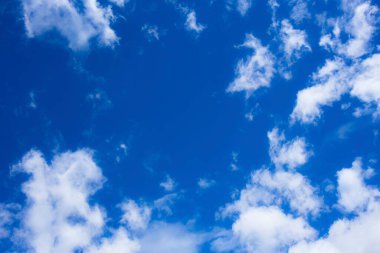Beyaz kabarık bulutlu mavi gökyüzü        