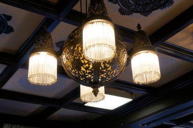 Tavandan sarkan avize, iç unsur.