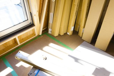 Pencereden süzülen güneş ışığı içerideki tahtaları aydınlatıyor.