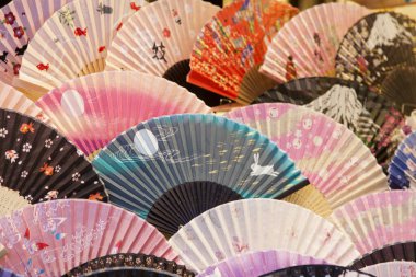 Renkli Japon kağıt hayranları.         
