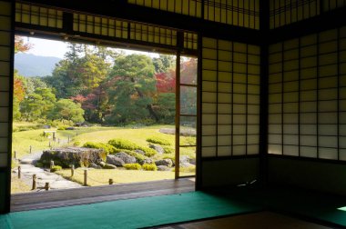Etkileyici antik bir tapınak. Geleneksel Asya sanatını kutluyor. Çarpıcı mozaikler ve onun hikayesini anlatan karmaşık oymalarla süslenmiş..