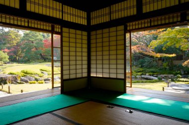 Huzurlu bahçeye bakan geleneksel Japon odası