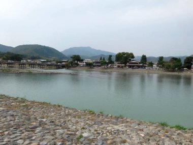 Göl ve dağların güzel manzarası 