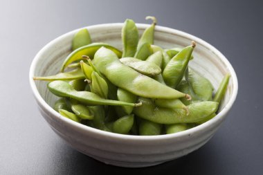 Gri arkaplanda çiğ organik yeşil fasulye  