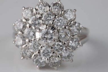 Aydınlık zemin üzerinde değerli elmas yüzük