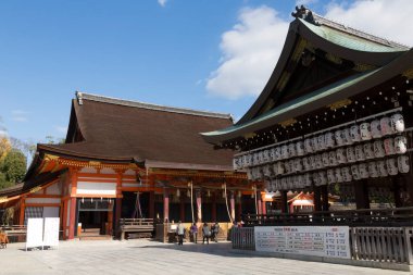 Antik Japon tapınağını ziyaret eden insanların görüntüsü.