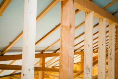 Yeni evde ahşap çerçeve inşaatı