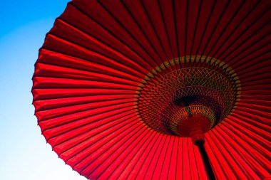 Japon tarzı kırmızı kağıt şemsiye ve mavi gökyüzü