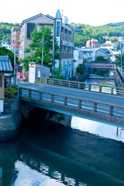 Sakin şehir caddesinde sakin nehir suyunu geçen köprü var.