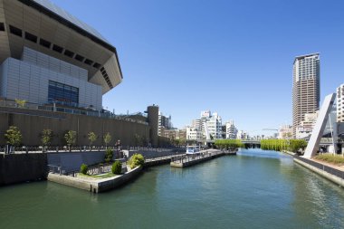 Nehir, Tokyo şehri, Japonya boyunca yer alan şehir binalarının görüntüsü 