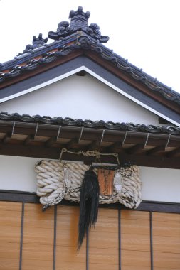 Siyah kuş heykelinin yer aldığı dekoratif çatı dekorasyonu