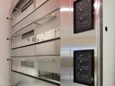 Metalik yüzeyli modern elektrik kontrol paneli