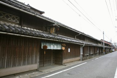 Geleneksel ahşap Japon binası sessiz boş bir caddede.