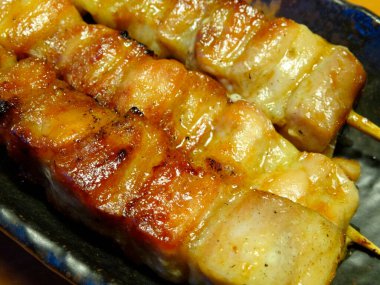 Izgarada pişen şişte ızgara etin yakın plan görüntüsü.   