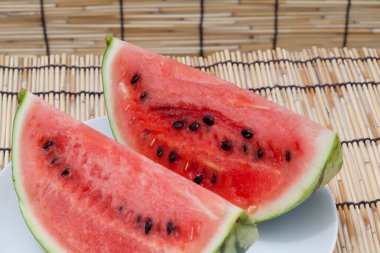 Beyaz tabakta taze dilimlenmiş karpuz, yaklaş. 