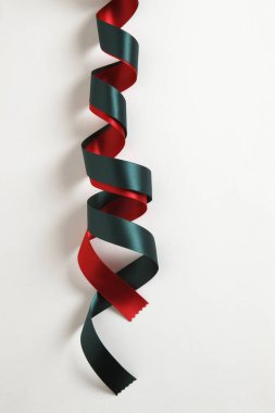 Beyaz arkaplanda kırmızı ve siyah noel kurdeleleri