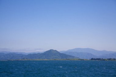 Manzaralı deniz suyu ve sahil manzarası.        