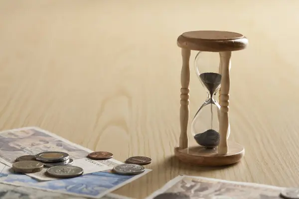 Песочные Часы Деньги Деревянный Стол Время Деньги Бизнес Концепция — стоковое фото