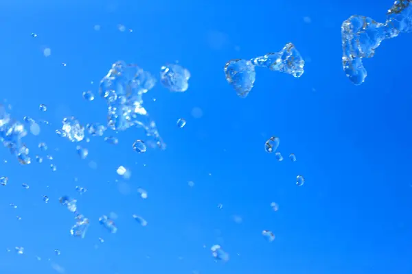 Gotas Água Fundo Céu Azul — Fotografia de Stock