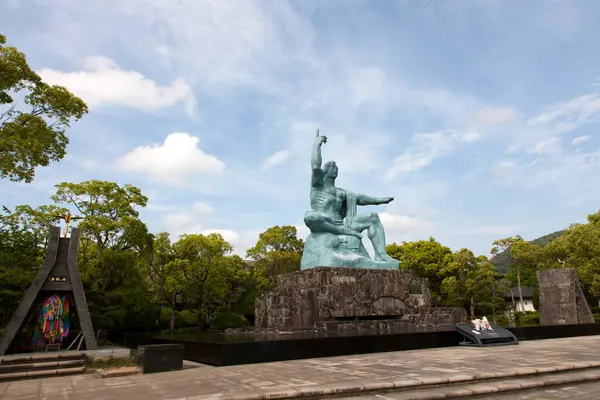 Nagasaki Barış Parkı 'ndaki Barış Heykeli, Nagasaki, Japonya