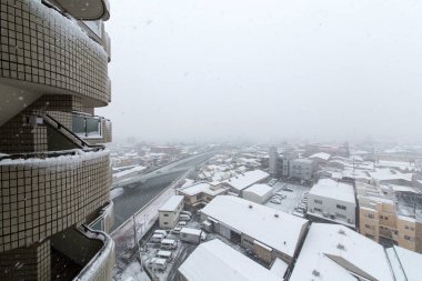 Kış şehirlerini kaplayan karlı hava manzarası        