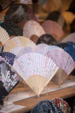 Japon geleneksel kağıt hayranlarının yakın çekim görüntüsü.   