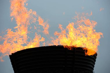 Japonya Ulusal Stadyumu 'nda 23 Temmuz - 8 Ağustos 2021 tarihleri arasında Tokyo, Japonya' da düzenlenen 2020 Yaz Olimpiyatları 'nda Olimpiyat alevleri resmen Tokyo 2020 olarak damgalandı.