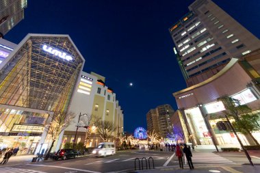 Aydınlanmış Kobe şehir mimarisinin manzaralı görüntüsü, Japonya