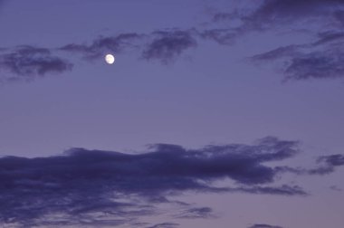 Bulutlu karanlık gökyüzünde ay