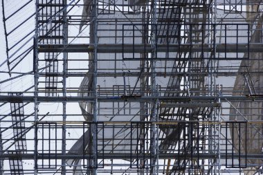 İnşaat alanındaki iskelenin düşük açılı görüntüsü. İnşaat alanı        