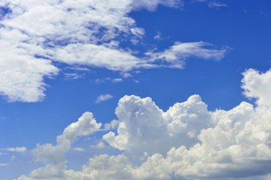 Mavi gökyüzünde beyaz kabarık bulutlar