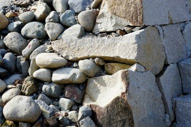 Çeşitli boyutlardaki gri kayaların yakın plan görüntüsü