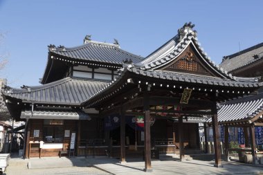 Eski bir Japon tapınağının çevresinde etkileyici bir manzara.