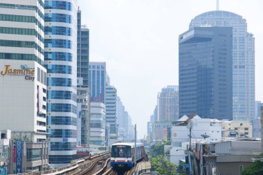 Güneş ışığı, Japon metropolündeki binaların perdeleri boyunca keskin gölgeler çizer..