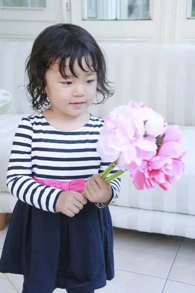 Roztomilý Asijské Holčička Drží Kytice Květin — Stock fotografie