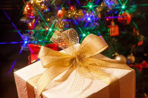 Uma Árvore Natal Com Presente — Fotografia de Stock