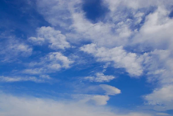 Blå Himmel Med Moln — Stockfoto